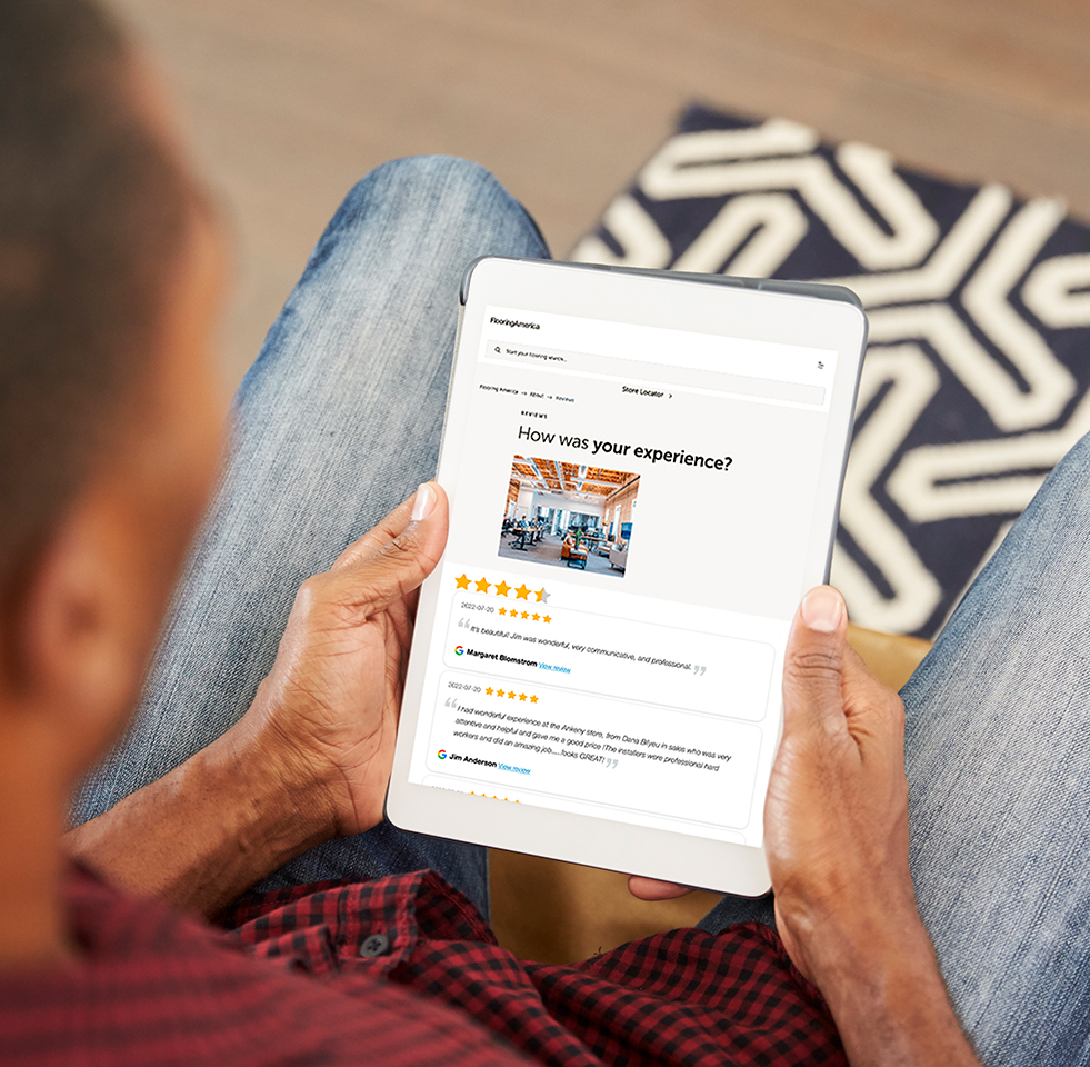 customer reading reviews on his ipad 