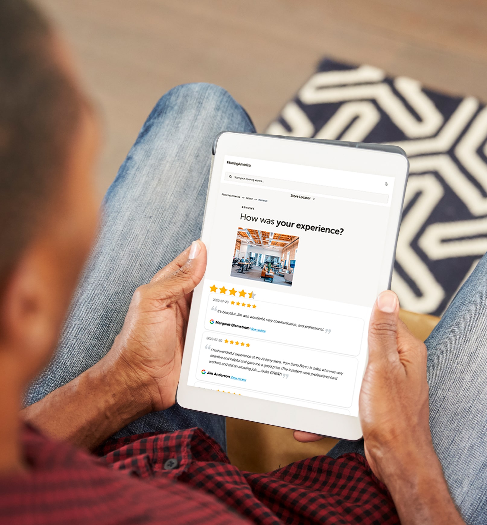 customer reading reviews on his ipad 